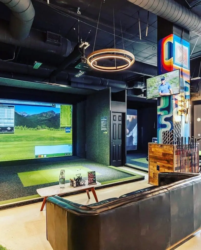 Golf simulator at Chip Shots